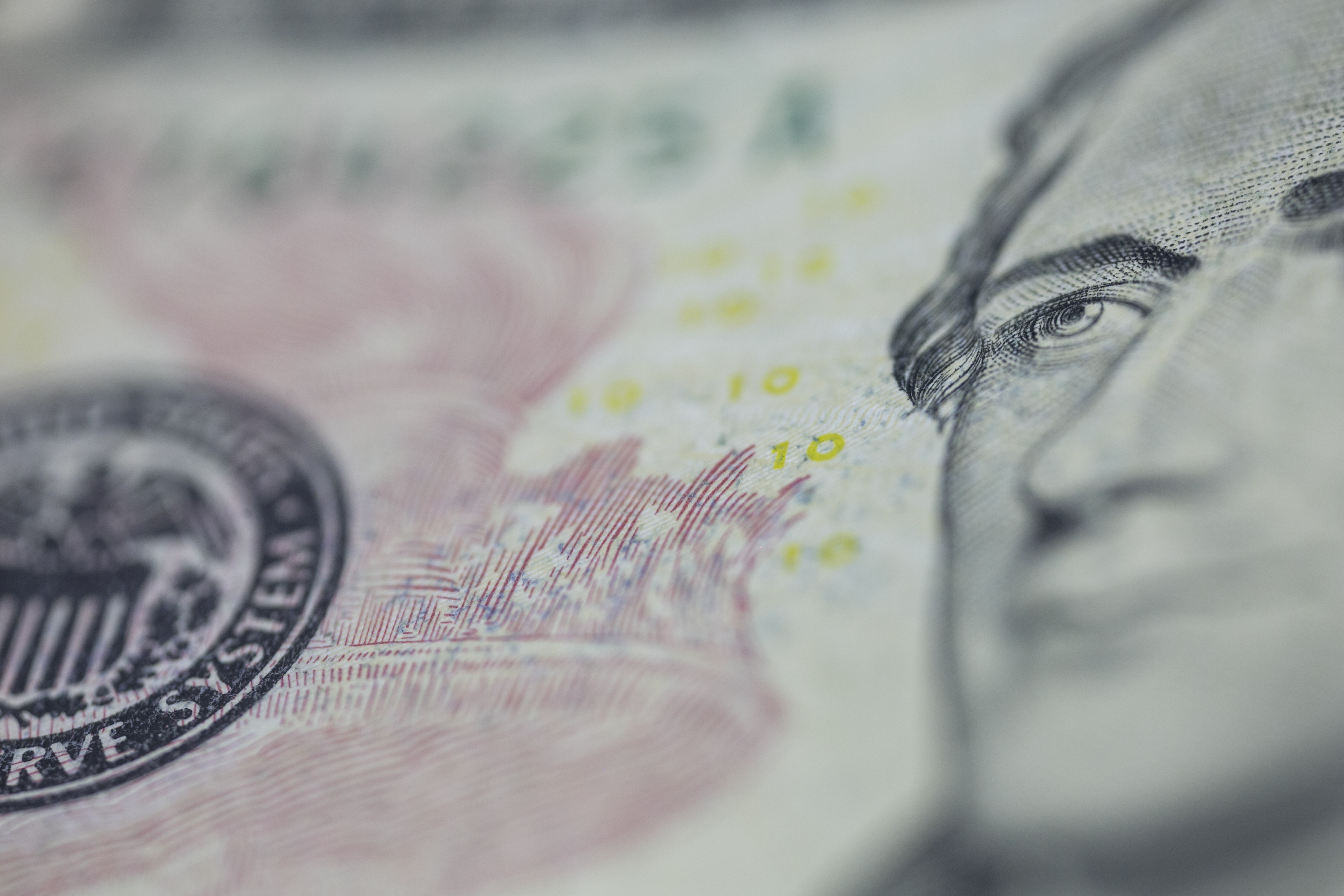 Com dólar alto, quem remete recursos para o Brasil consegue trocar uma mesma quantidade de dólares por um montante maior de reais. | Marcelo Andrade/Gazeta do Povo