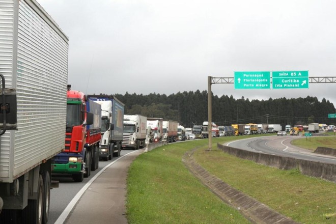 Fuga de presos de Piraquara causou 30 km de congestionamento na BR-116. | Gerson Klaina / Tribuna do Paraná