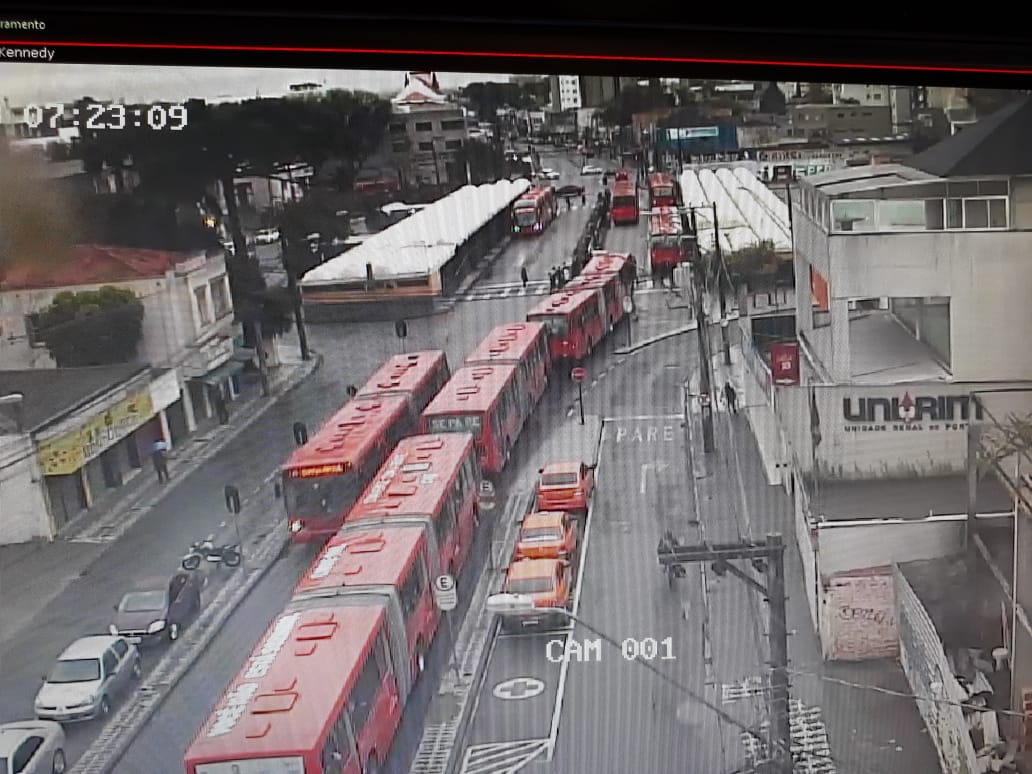 Fila de biarticulados no Terminal do Portão na manhã desta quinta-feira. | Setran/