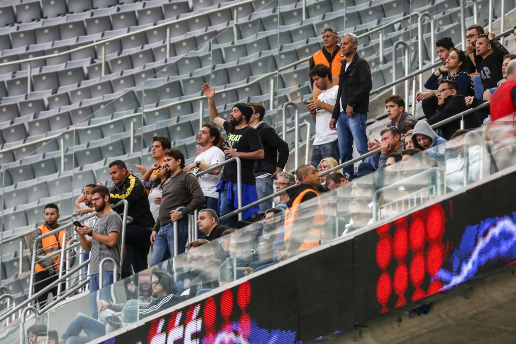 Torcida do Fluminense descaracterizada na Arena. | Marcelo Andrade/Gazeta do Povo