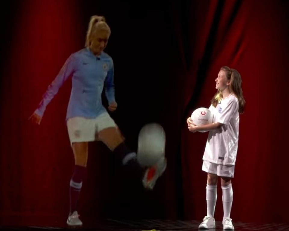 No primeiro teste público de ligação holográfica, a Vodafone conectou a capitã do time de futebol feminino da Inglaterra, Stephanie Houghton, a uma adolescente, fã de jogadora. | Reprodução/