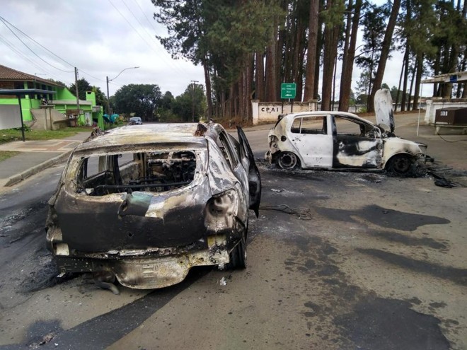 Fuga do presídio de Piraquara: carros incendiados na ação dos bandidos. | Gerson Klaina / Tribuna do Paraná