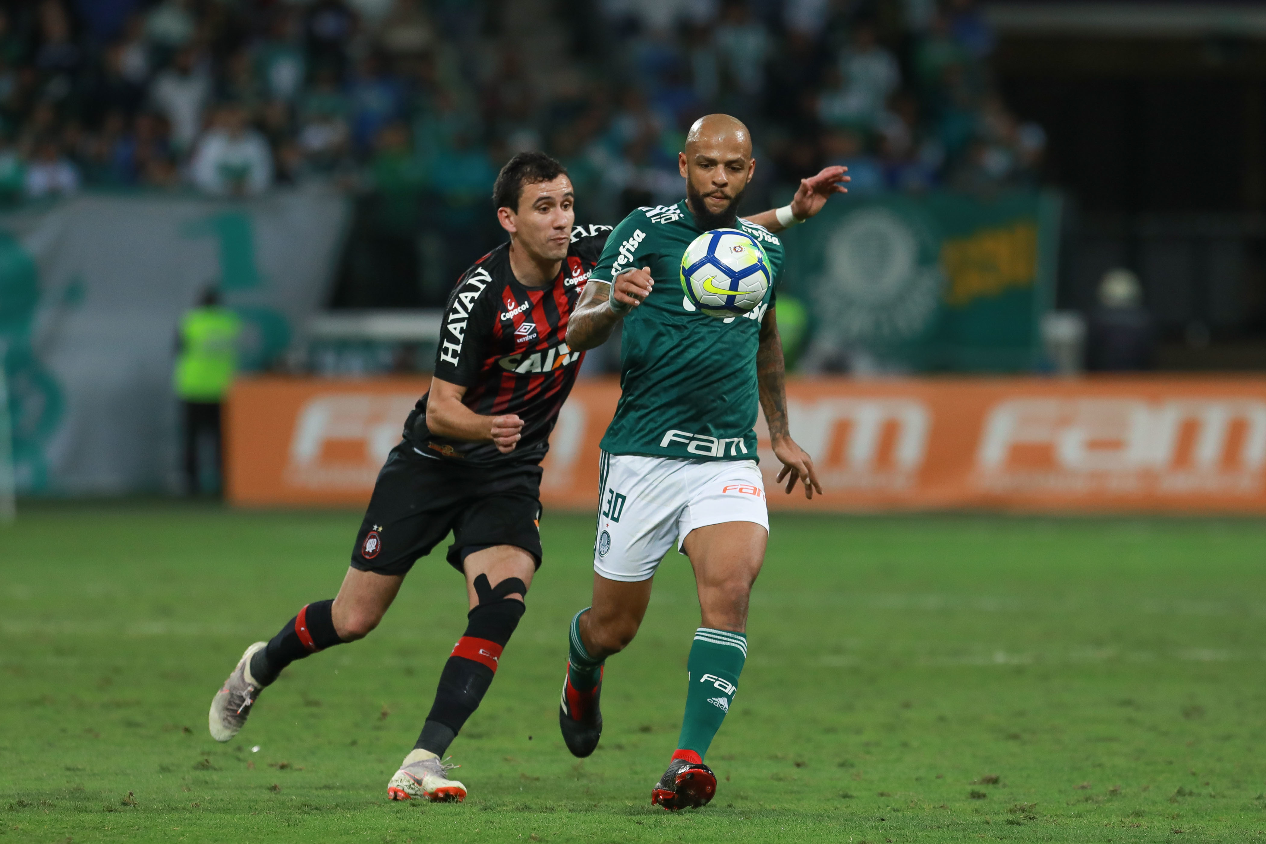 Pablo disputa jogada com Felipe Melo. | RICARDO MOREIRA/ESTADÃO CONTEÚDO