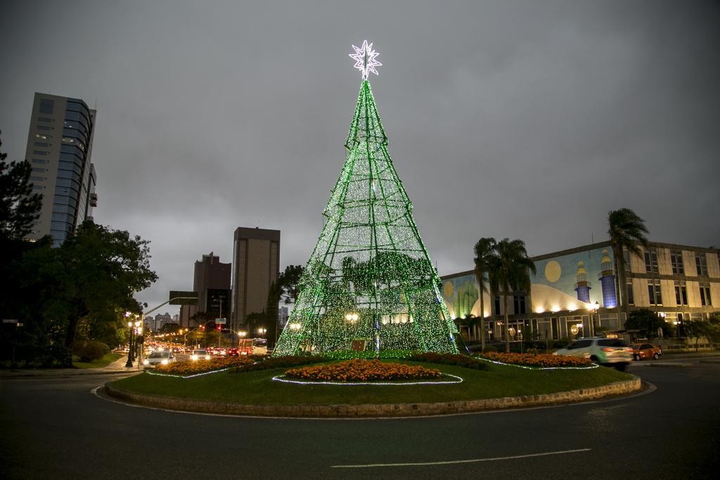Árvore em frente da prefeitura de Curitiba, uma das ações do Luz dos Pinhais - Natal de Curitiba. | Marcelo Andrade/Gazeta do Povo