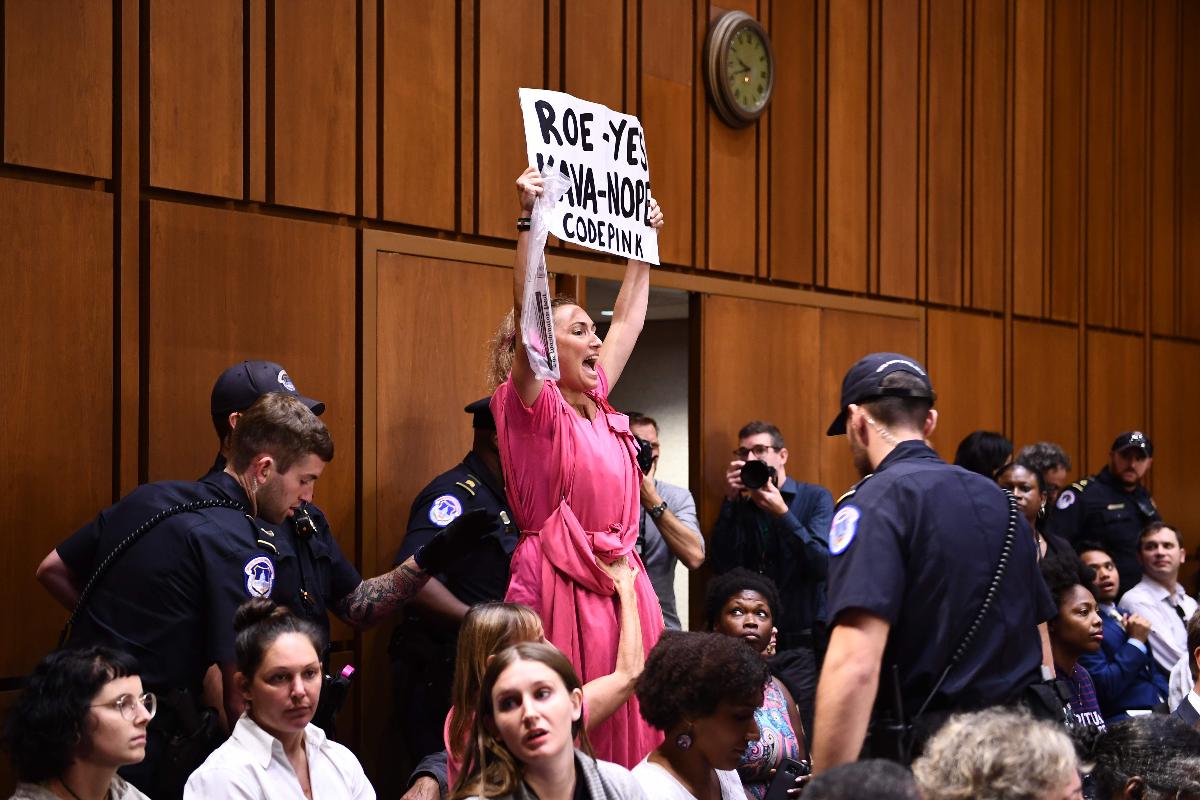 Ativista se manifesta contra Brett Kavanaugh durante o primeiro dia da sabatina do indicado de Trump à Suprema Corte, na sede do Senado dos EUA. | BRENDAN SMIALOWSKI/AFP