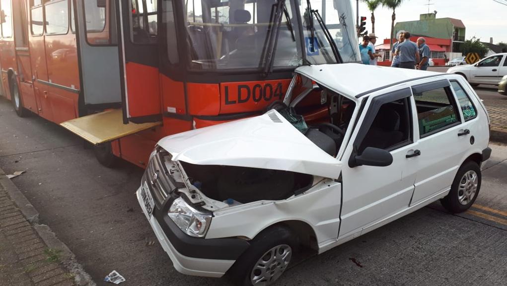 Uno ficou destruído com a pancada | Cecíclia Tumler/Gazeta do Povo