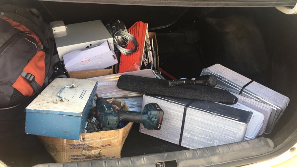 7 vítimas são amarradas em assalto a loja de placas de veículos na região de Curitiba Homens armados assaltam loja de placas de veículos. Produtos foram recuperados. Foto: Colaboração/PM | /