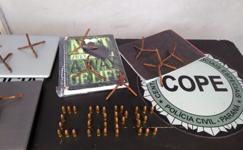Com os suspeitos, polícia encontrou cadernos de anotações e migueitos - peças de ferro para furar pneus em fugas. | Gerson Klaina/Tribuna do Paraná