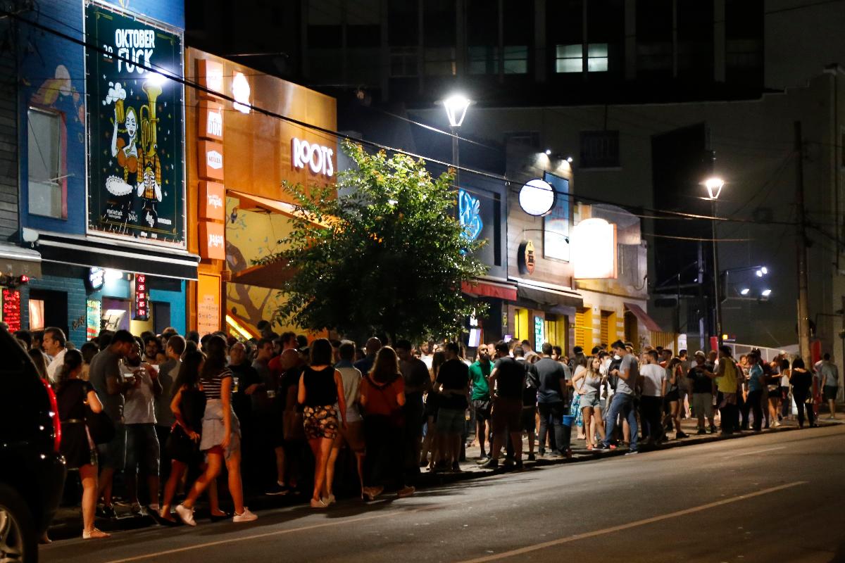 Bares da Vicente Machado devem permanecer fechados até adequação, diz prefeitura. | Pedro SerapioGazeta do Povo