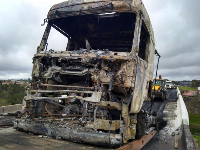 Um dos caminhões incendiados no Contorno Leste na fuga de presos de Piraquara. | Gerson Klaina / Tribuna do Paraná