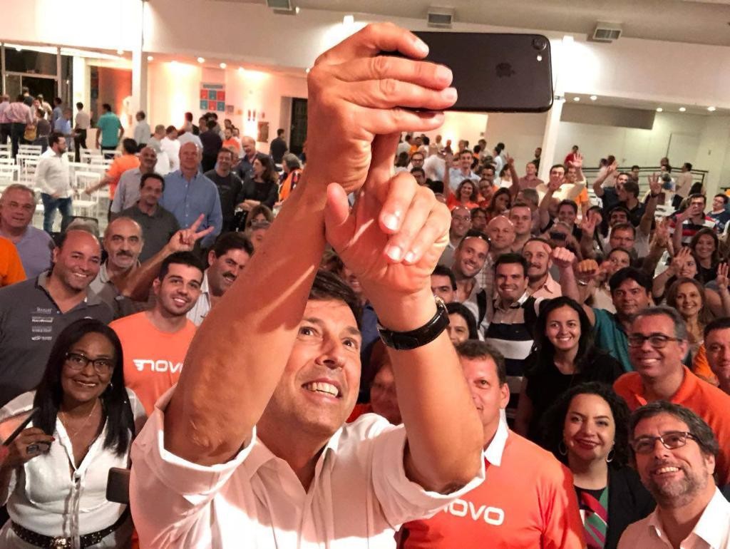 João Amoêdo tira selfie em encontro com filiados e simpatizantes do Novo.