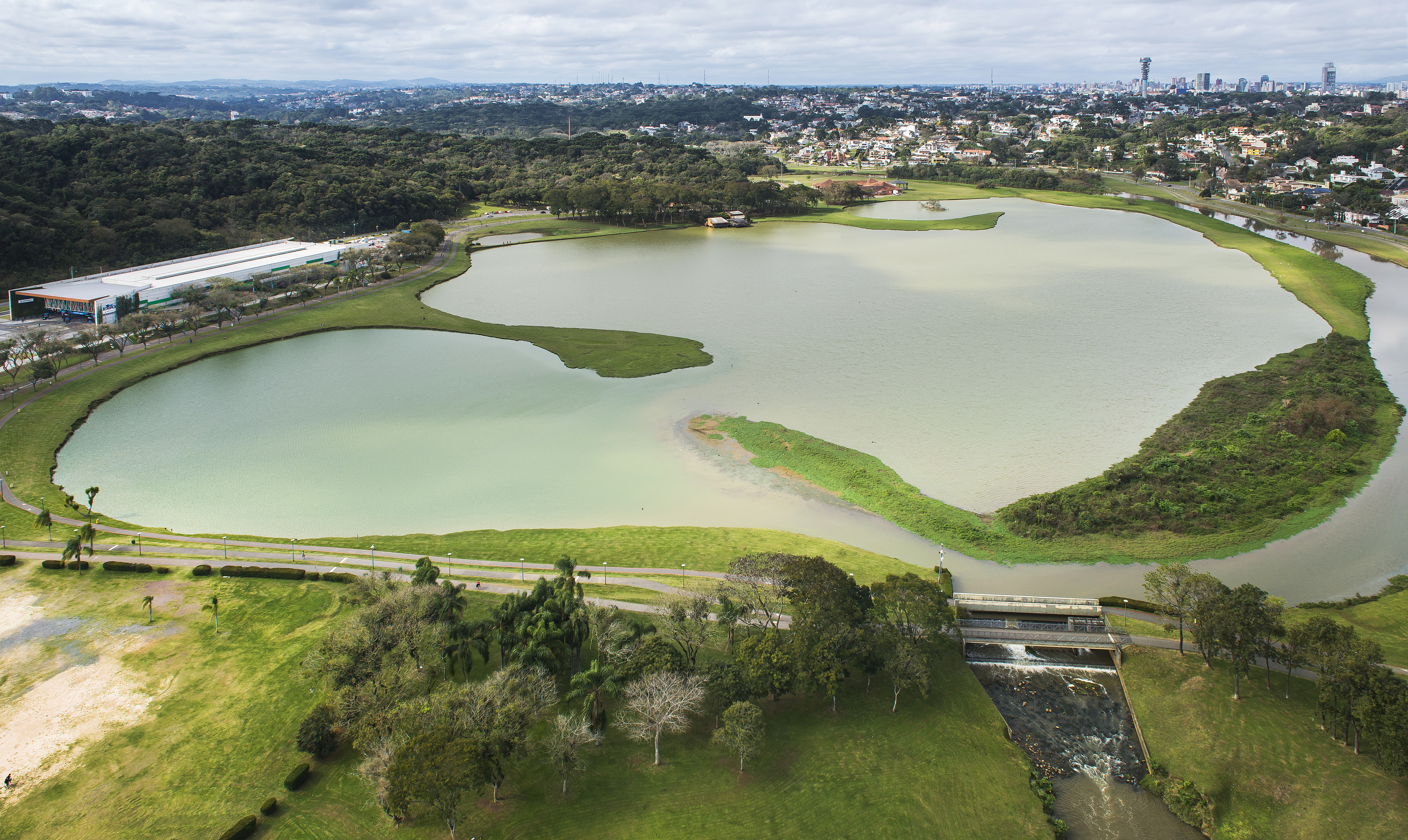 Vertedouro do lago do Parque Barigui vai ganhar uma turbina para produzir energia elétrica. | Leticia Akemi/Gazeta do Povo
