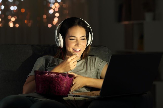 A principal vantagem de aprender com esse tipo de produção é que explora a realidade e não é ficcional , então as lições ficam mais tangíveis. | Bigstock/