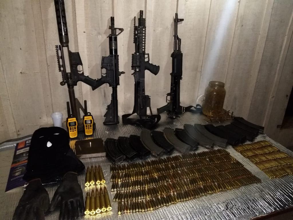 Armamento presado, incluindo metralhadora antiárea e fuzil AK-47, foram enontrados pela Polícia Militar. | Divulgação/Polícia Militar