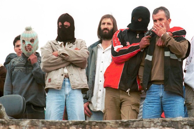 Durante rebelião de detentos da PCE em Piraquara, membros da PCC apontam armas para reféns | Marcio Scatrut/