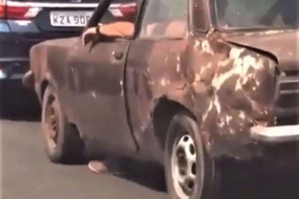 No vídeo é possível ver o motorista com o pé no asfalto. | Reprodução / YouTube