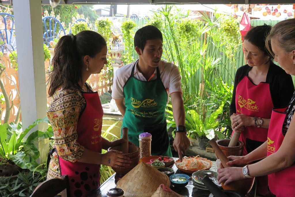 Em inglês, Themys Cabral assistiu a uma aula de culinária tailandesa em Chiang Mai. Depois da aula, ela e o marido foram junto com o professor a uma luta de boxe e eles mantêm contato até hoje.