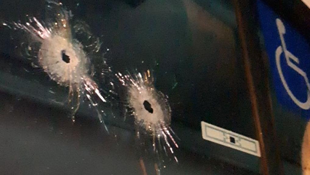 Marca de tiros de fuzil em um dos dois ônibus assaltados em Tijucas do Sul | PRF/