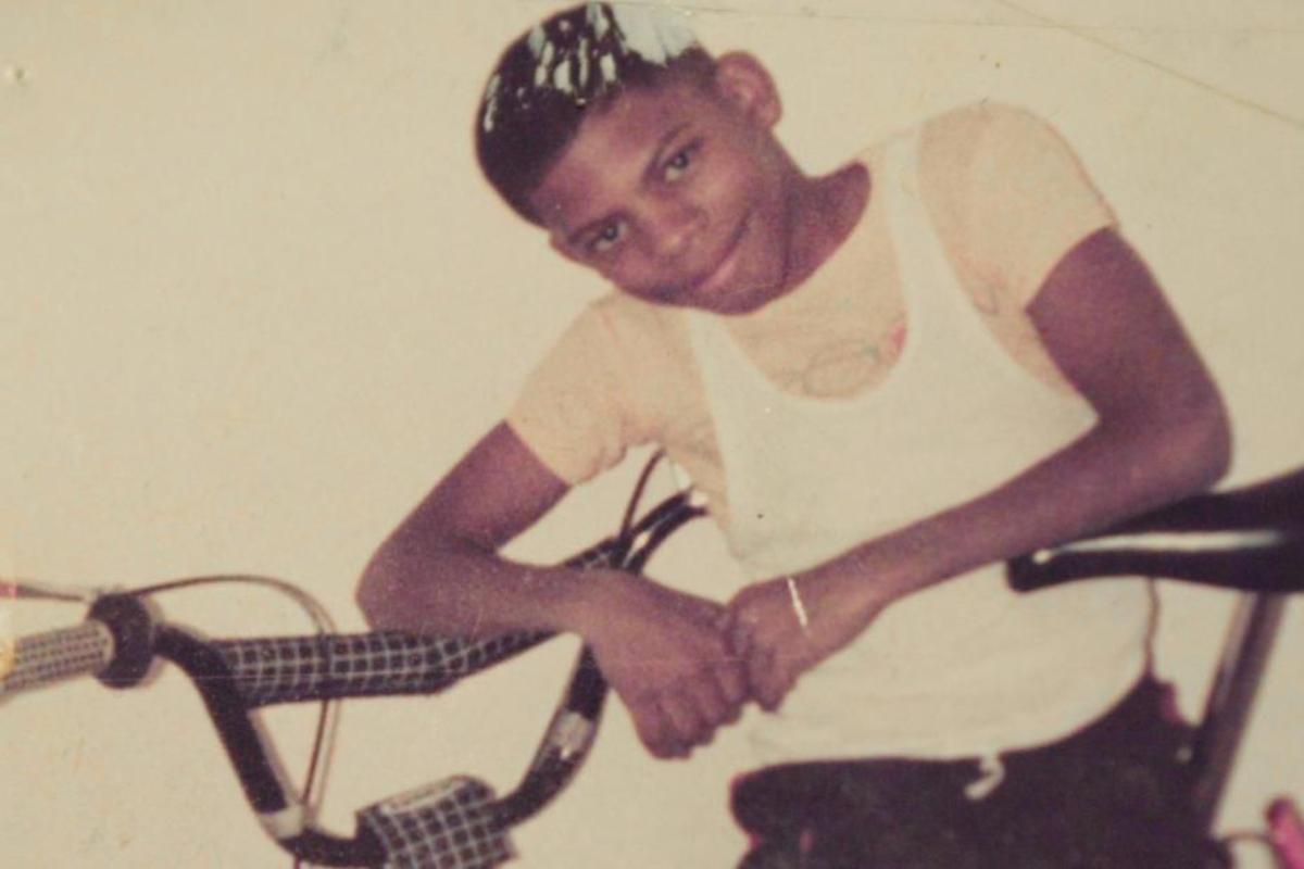 John Bunn, aos 14 anos, quando foi condenado por um crime que não cometeu. Hoje ele coordena um programa que incentiva a leitura | Arquivo familiar