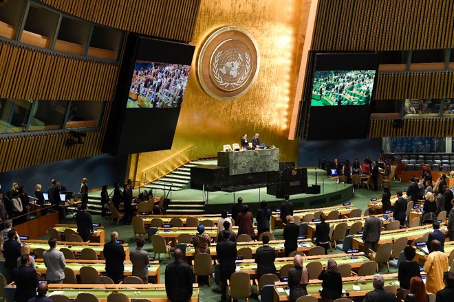 Sessões preliminares da Assembleia Geral da ONU homenagearam o ex-presidente do Vietnã Tran Dai Quang e o ex-secretário-geral Kofi Annan, recentemente falecidos | Evan Schneider/UN Photo