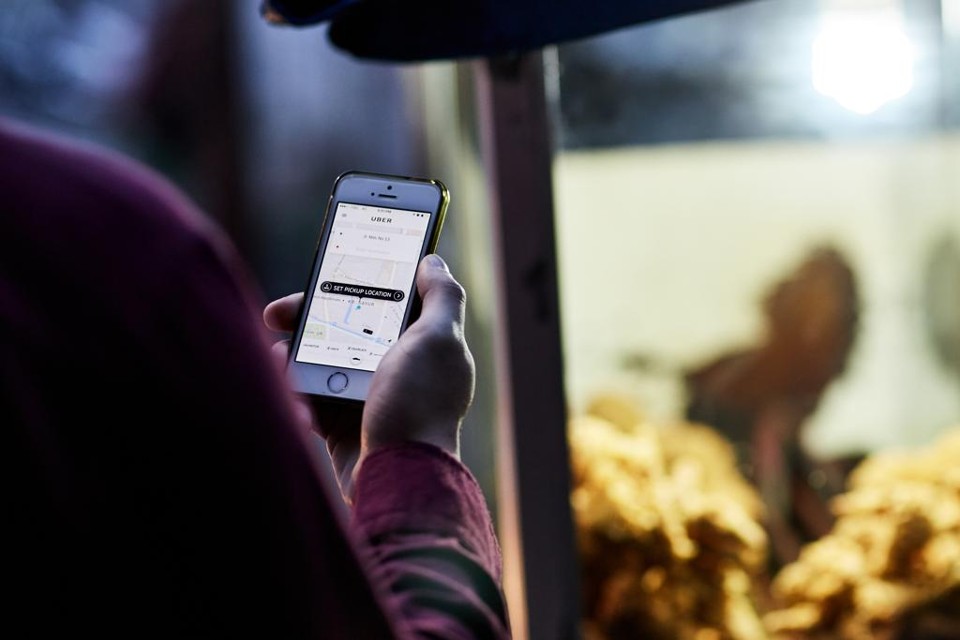 Passageiro pedindo um Uber. | Uber/Divulgação