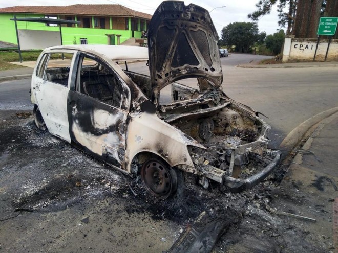 Fuga do presídio de Piraquara: carros incendiados na ação dos bandidos. | Gerson Klaina / Tribuna do Paraná