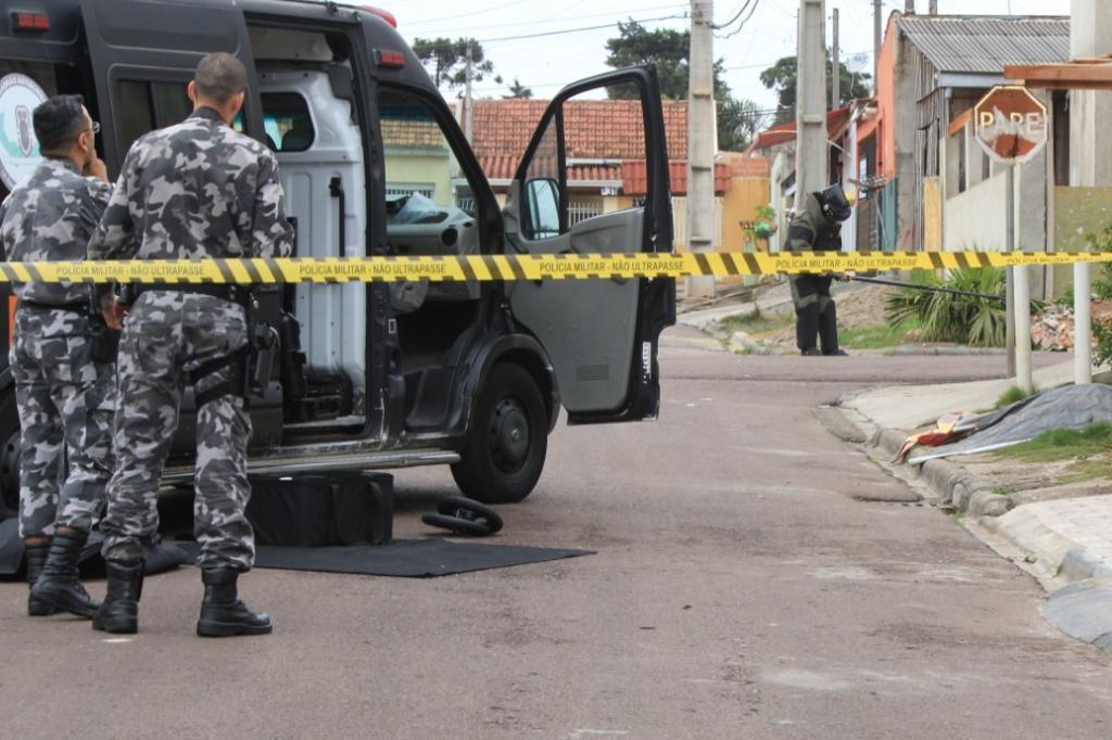 Policiais do Esquadrão Antibombas foram mobilizados para a ocorrência no Sítio Cercado. | Joseli Camargo Sampaio
/Colaboração