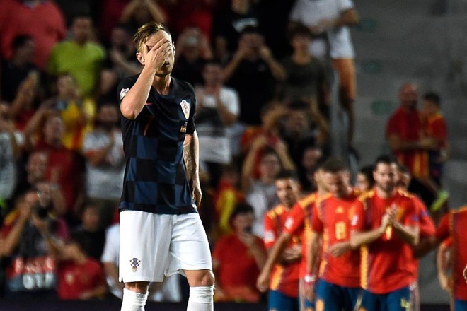 Meia Rakitic lamenta um dos gols da Espanha na goleada sobre a Croácia | JOSE JORDAN/AFP