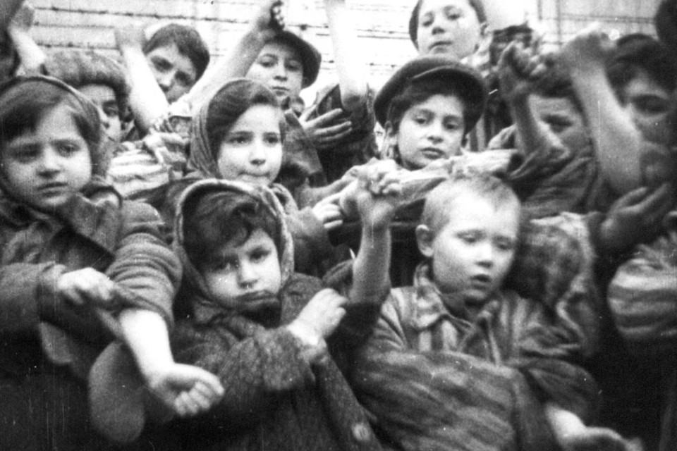 Seis provas irrefutáveis de que o Holocausto aconteceu Algumas das 600 crianças que sobreviveram a Auschwitz II-Birkenau mostram seus números de identificação tatuados. Cerca de 7.000 prisioneiros, incluindo mais de 600 crianças e jovens com menos de 18 anos, estavam vivos quando o campo foi libertado. (Foto tirada de um documentário soviético sobre a libertação de Auschwitz em 1945). | POLAND-AUSCHWITZDivulgação
