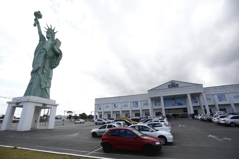 Loja Havan no Parolin, em Curitiba, com sua famosa (e polêmica) réplica da Estátua da Liberdade e fachada que remete à Casa Branca | Henry Milleo/Gazeta do Povo