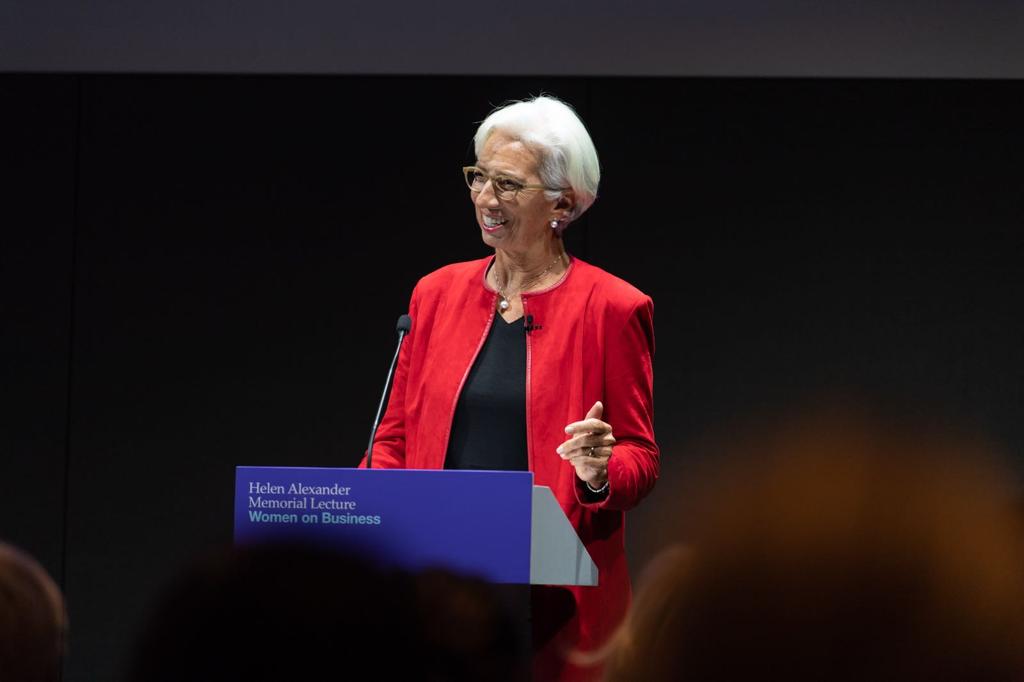 Christine Lagarde, diretora do FMI, sugere que mais mulheres à frente dos bancos é um fator importante de mudança para evitar novas crises financeiras. | Reprodução/FMI/Twitter/