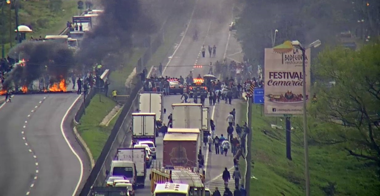 Manifestação fecha BR-277 entre Curitiba e São José dos Pinhais | Ecovia/Divulgação