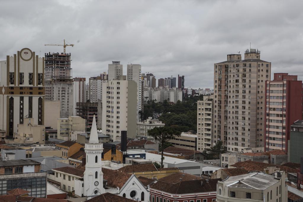 Tempo em Curitiba nesta quinta terá chuviscos. | HENRY MILLEO / AGENCIA DE NOTICI/HENRY MILLEO / AGENCIA DE NOTICI