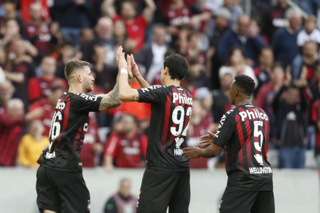 Léo Pereira, Pablo e Wellington comemoram gol do Furacão. | Marcelo Andrade/Gazeta do Povo