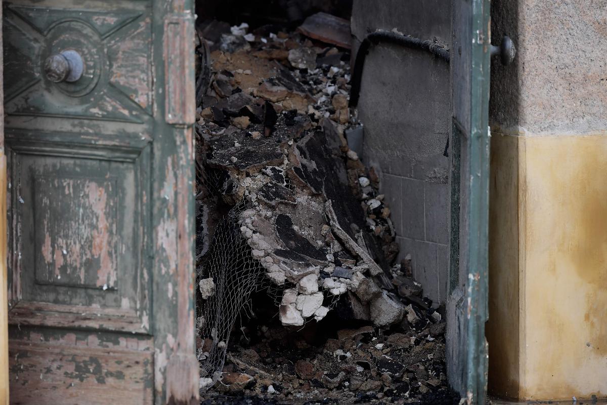 Detritos são vistos na entrada do Museu Nacional do Rio de Janeiro, um dos mais antigos do Brasil, em 3 de setembro de 2018, um dia depois que um enorme incêndio atingiu o prédio.  | CARL DE SOUZA/AFP