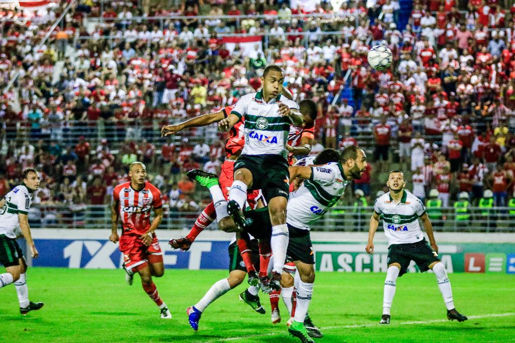 Atletas de Coritiba e CRB dividem bola aérea | PEI FON/ESTADÃO CONTEÚDO