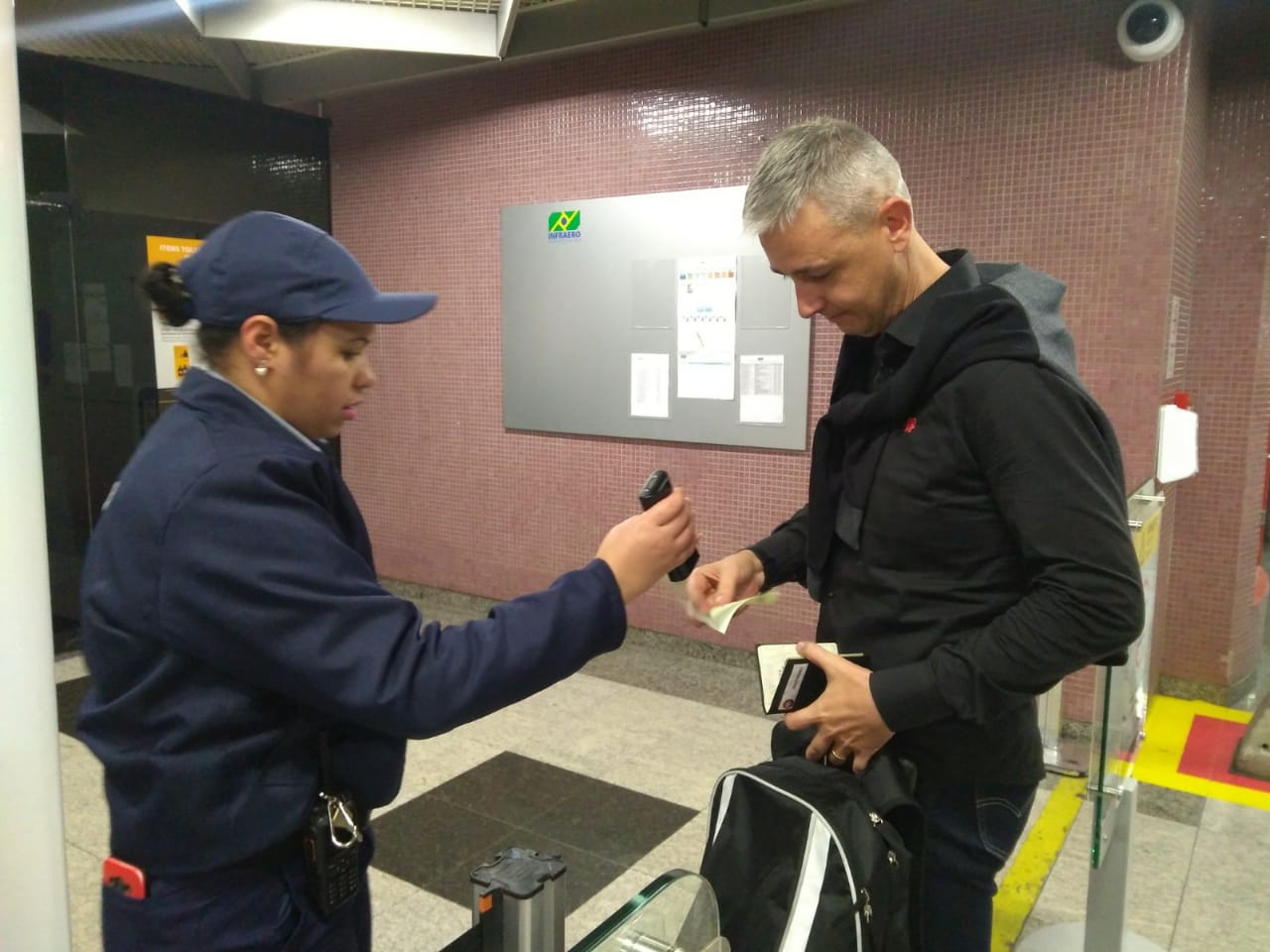 Técnico Tiago Nunes durante embarque para a Venezuela | /Gerson Klaina/Tribuna do Paraná