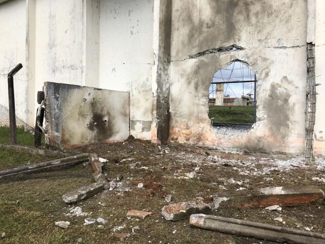 Muro da penitenciária de Piraquara destruído após resgate de presos. | Depen