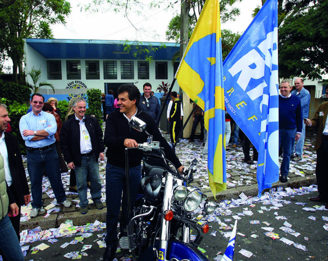 Eleição municipal em 2008: com alta popularidade, Richa vai votar de Harley-Davidso. | ArquivoGazeta do Povo