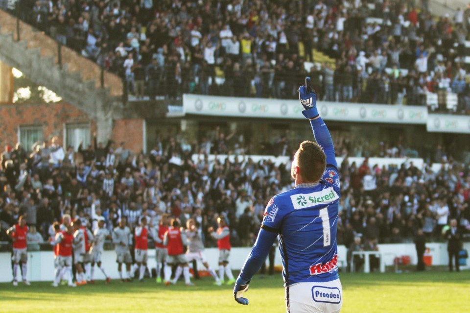 O goleiro Simão comemora a classificação à final da competição | Josué Teixeira/Gazeta do Povo