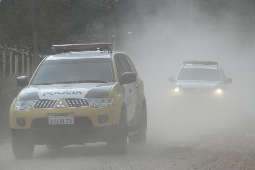 Policiais fazem busca nas proximidades do presídio de Piraquara, de onde 29 detentos ugiram. | Gerson Klaina/Tribuna do Paraná
