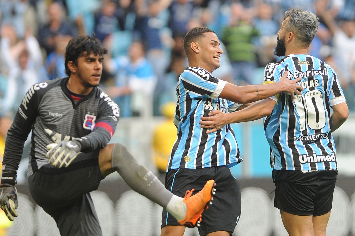 O goleiro Richard, do Paraná, não conseguiu defender o pênalti batido pela meia Douglas (camisa 10),do Grêmio. | Ricardo Rímoli/Estadão Conteúdo