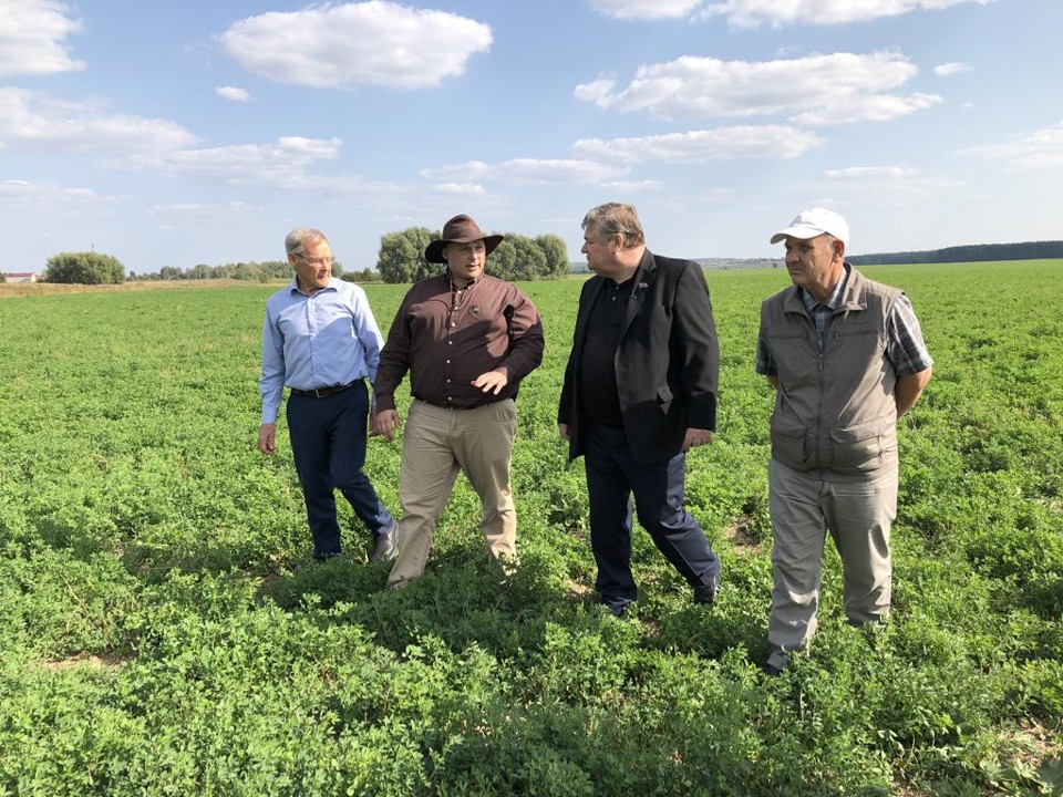 Leon du Toit, seu filho Johannes du Toit, Vladimir Poluboyarenko e Mikhail Baranov: agricultores brancos sul-africanos estão sendo incentivados a se mudar para a Rússia. | Amie Ferris-Rotman/The Washington Post