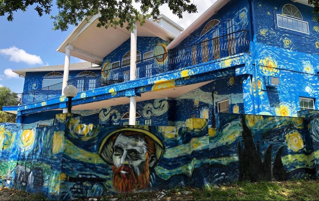 A casa pintada com inspiração na tela “Noite estrelada”, de Van Gogh | Reprodução/YouTube