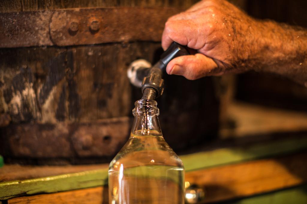 A exportação de cachaça representa só 1% da produção nacional do produto. No entanto, isso rendeu US$ 15,8 milhões em negócios, o que dá quase R$ 65 milhões. | Brunno Covello/Gazeta do Povo