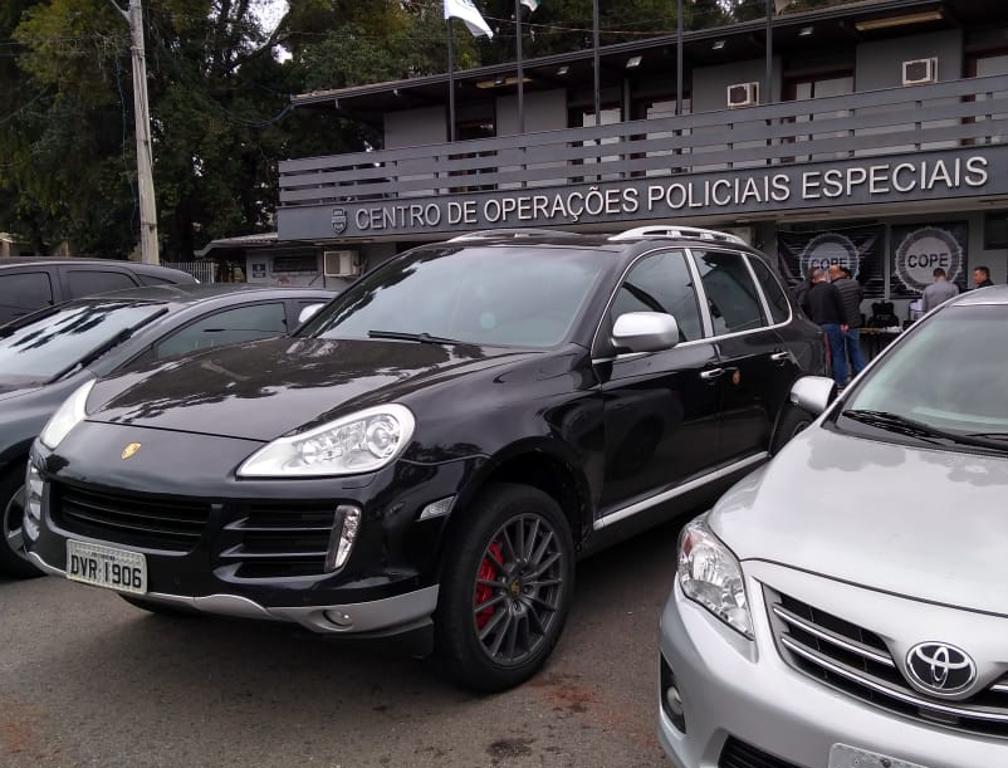 Porsche Cayenne foi apreendia com agente carcerário suspeito de colaborar na fuga de Piraquara. | Gerson Klaina/Tribuna do Paraná