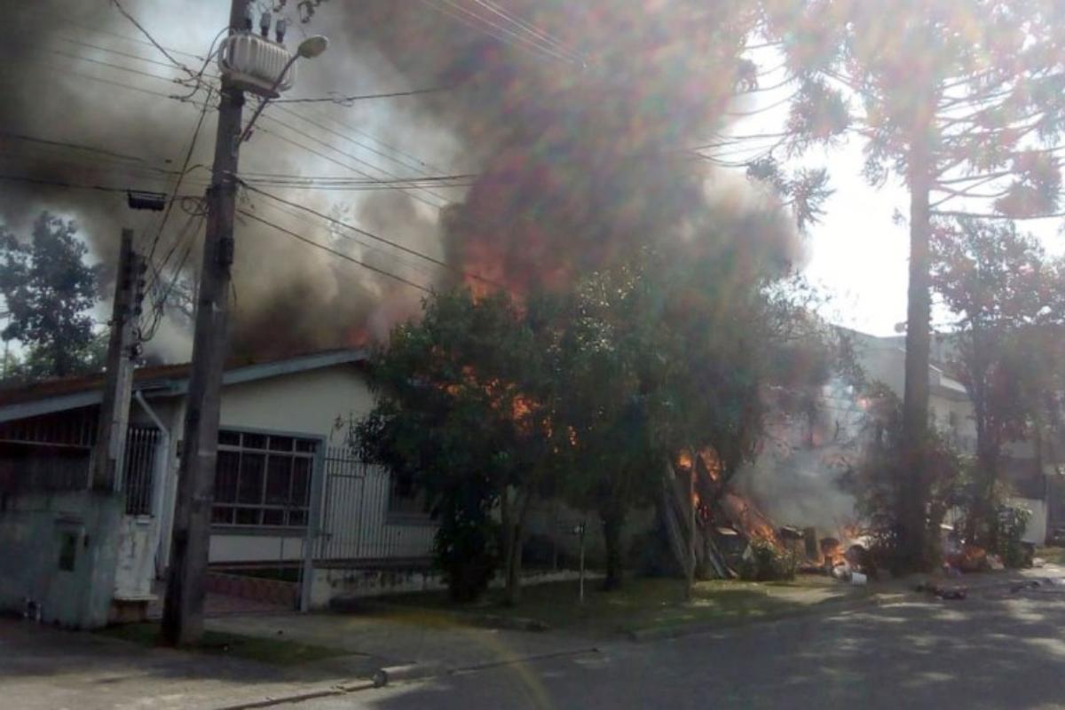 Terreno tinha bastante entulho, o que dificulta o trabalho dos bombeiros | Colaboração do leitorTribuna do Paraná