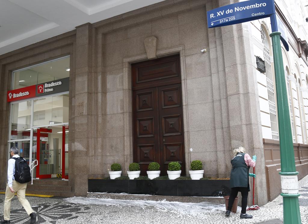 Todas as manhãs, comerciantes tem que lavar com produtos químicos a fachada dos comércios no calçadão da XV. | Aniele Nascimento/Gazeta do Povo