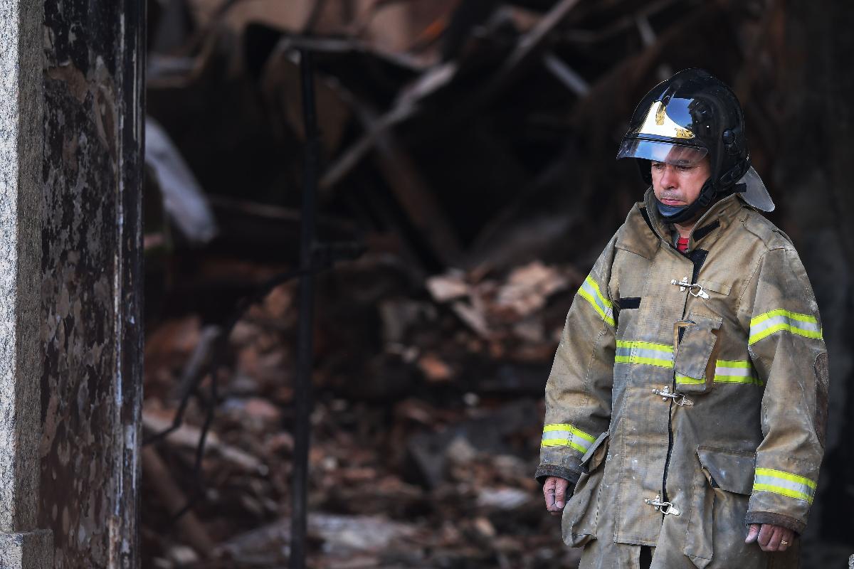 Bombeiro na entrada do Museu Nacional, no Rio de Janeiro | CARL DE SOUZA/ AFP