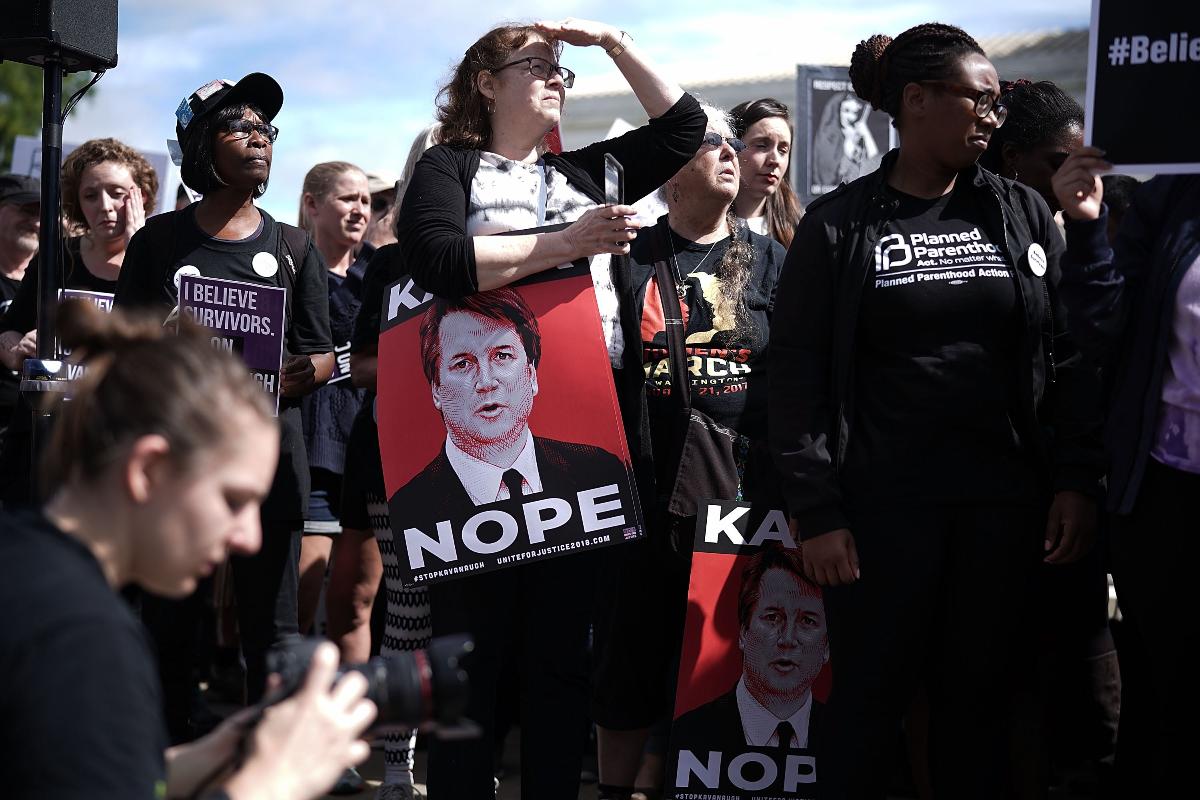 Em Washington, ativistas protestam contra a indicação de Brett Kavanaugh à Suprema Corte dos EUA. A foto é do dia 28 de setembro. | Alex Wong/AFP